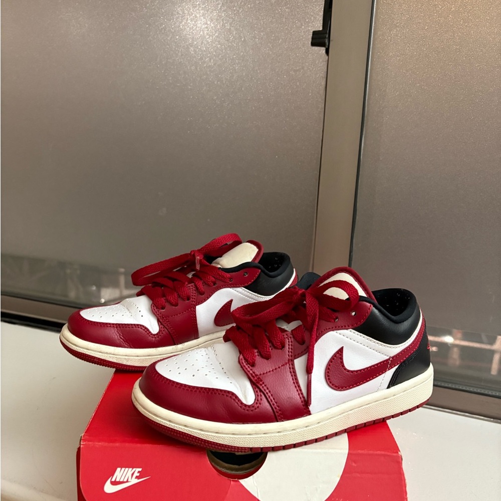 Nike women’s air Jordan 1 low - size 5